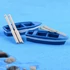 Kép 6/7 - 2 db-os miniatűr horgászhajó készlet fa evezőkkel, kék gyanta hajófigura