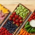 Kép 9/10 - Sokoldalú Fa Tálaló Tálca - Tökéletes Kávéhoz, Teához, Ékszer Kiállításhoz és Tároláshoz, Gyümölcsökhöz, Ételekhez, Reggelihez és Vacsorához - Csíkos Tervezés, Ideális Otthoni, Konyhai, Éttermi Használatra