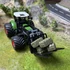 Kép 3/6 - 1/24 méretarányú traktor játékkészlet rakodókarral és széna bálákkal